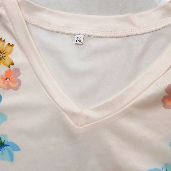 White silky top with floral design NWOT - Picture 4 of 6